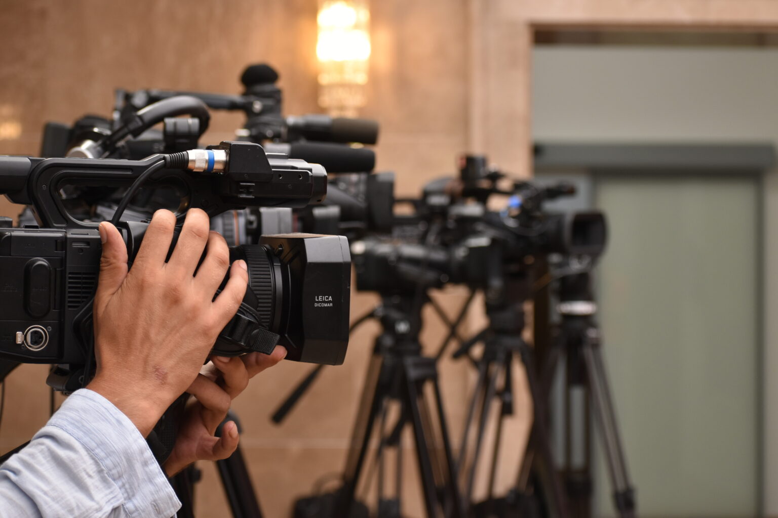 Mediji-novinari-kamera-pres-1536x1024